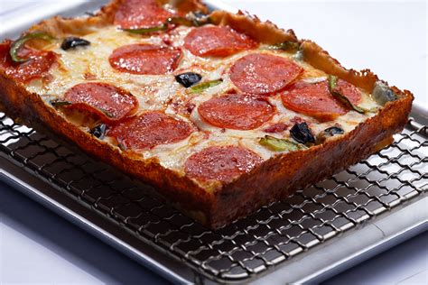 Sep 20, 2019 ... Detroit style pizza is distinct for its rectangular shape and a thick crust made crispy with lots of melted cheese. Although the style of .... 
