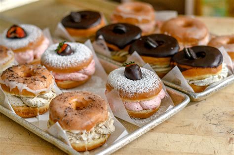 Best doughnuts. The number of calories in a glazed donut depends on the brand of donut. The Original Glazed® Doughnut from Krispy Kreme has 190 calories. A glazed donut from Dunkin’ Donuts has 260... 