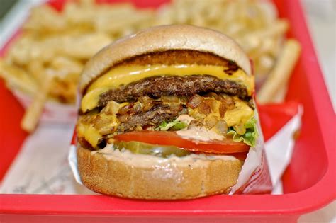 Best fast food burger. If you're considering owning a burger related franchise, this list of burger franchises will inspire you to take the next step. Do you love burgers? If so, then you’re in luck, bec... 