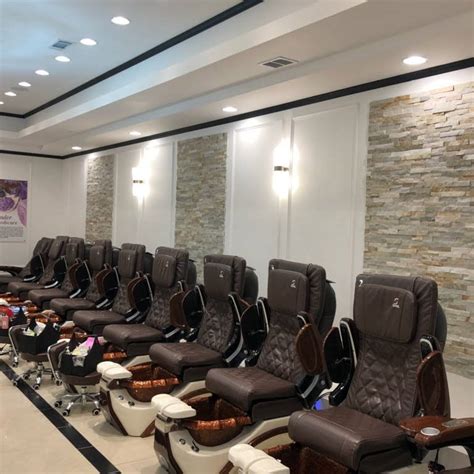 Best nail salon tuscaloosa. I made an appointment for 10:30 on a Friday. I arrived at 10:15 and no one started on my nails until 11:10. Salons taking walk ins before appointments and making people wait 40 minutes past their appointment time is super unprofessional and defeats the entire purpose of making an appointment. 