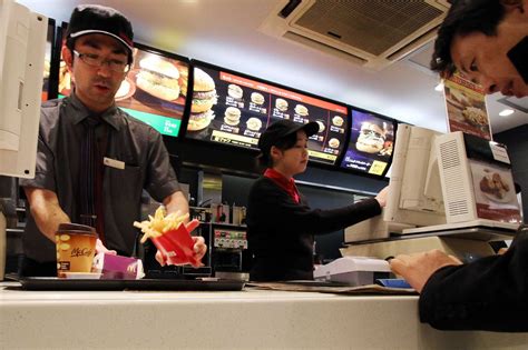 The average fast food worker salary in the United States is $24,860. Fast food worker salaries typically range between $12,000 and $51,000 yearly. The average hourly rate for fast food workers is $11.95 per hour. Fast food worker salary is impacted by location, education, and experience. Fast food workers earn the highest average salary in New .... 