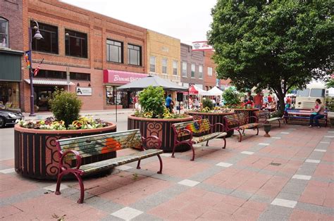 Best places to live in iowa. As one of the best places to live in the U.S., Iowa City has safe communities with friendly residents, and those who live here have access to top-notch health care. 
