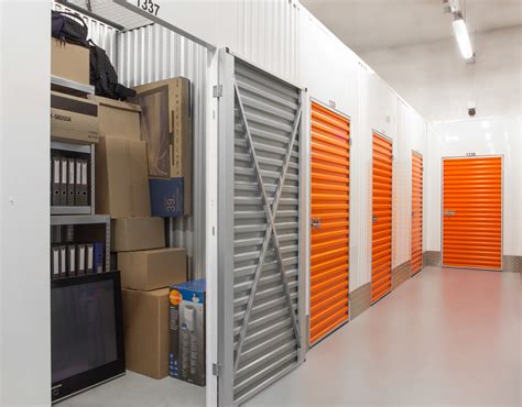 Best self storage. Call: 855-768-5105. Extra Space Storage is our #1 self-storage company. It has more than 1,000,000 units at nearly 2,000 locations across the country, so it’s easy to find. Extra Space Storage focuses on transparency with its security features and storage insurance, so you’ll see fewer hidden fees. 