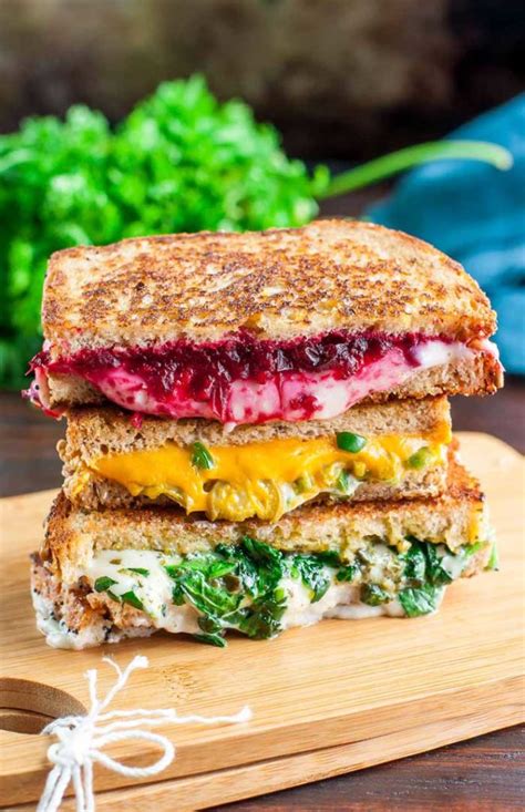 Best vegan sandwiches. A standard loaf of sliced sandwich bread contains about 22 to 24 slices of bread and can be used to make approximately 11 to 12 sandwiches. A standard loaf can make seven club sand... 