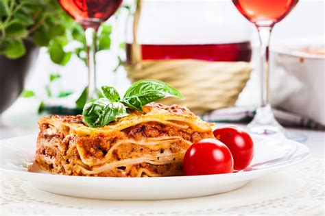 Best wine with lasagna. The spinach adds a fresh, cool taste to the traditional flavors of the dish. Top the spinach salad with a flavorful dressing made with garlic, mustard, and oil. 10. Zucchini Salad. A salad that compliments the flavor of lasagna can be hard to come by, but it’s easy to make zucchini salad. 