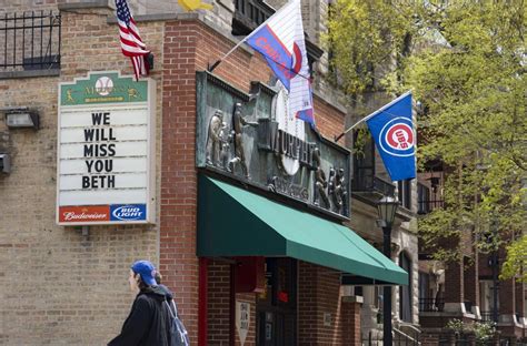 Beth Murphy, the Murphy’s Bleachers owner who battled the Chicago Cubs over the Wrigleyville rooftops, dies at 68
