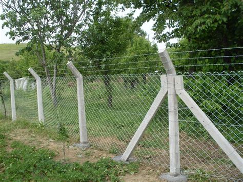 Beton tel çit direği