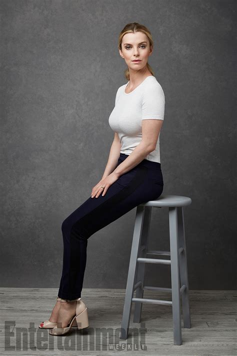 All body measurements and statistics of Peri Gilpin, including bra size, cup size, shoe size, height, hips, and weight. Body shape: Hourglass: Dress size (US): 10: Breasts-Waist-Hips: 37-28-38 inches (94-71-97 cm) Shoe size (US): 8.5: Bra size: 34C: Cup size (US): C: Height: 5′ 7″ (170 cm) Weight: 147 pounds (67 kg). 