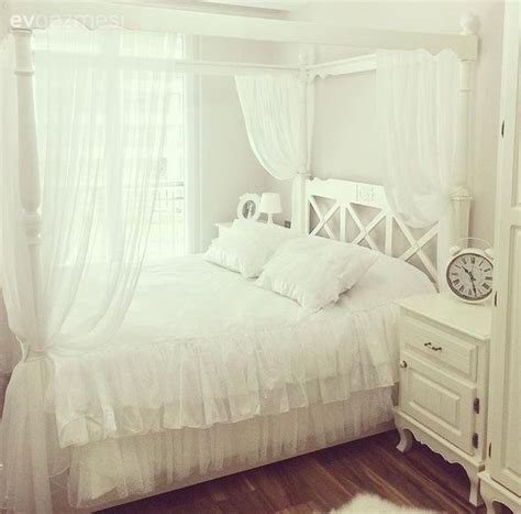 Beyaz cibinlikli yatak odaları