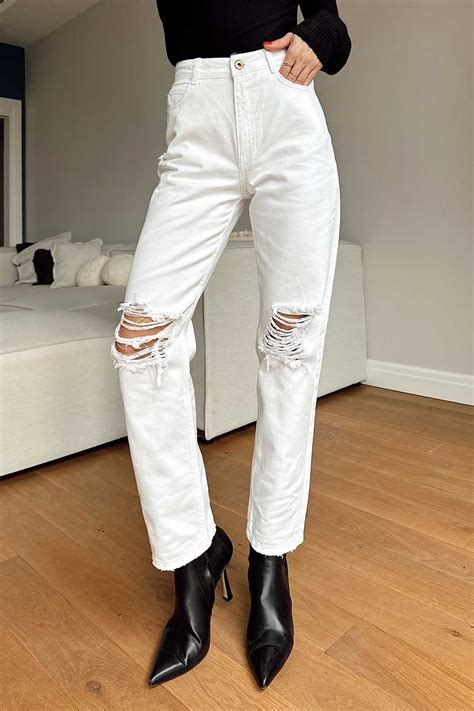 Beyaz dizi yırtık pantolon