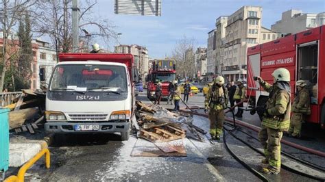 Beyoğlu'nda park halindeki kamyonette çıkan yangın söndürüldüs