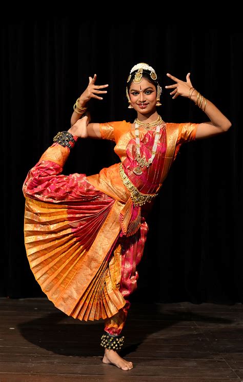 Bharatanatyam Classical Dance History, Costume, Sequence