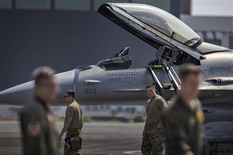 Biden agrees to joint fighter jet training for Ukrainian pilots