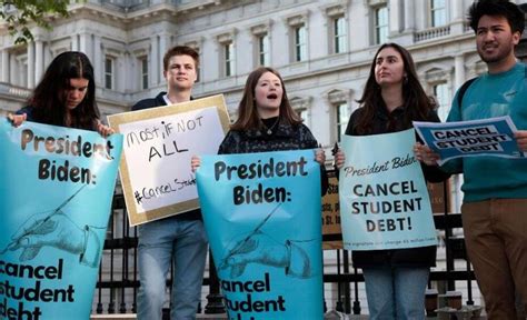 Biden anuncia otros $9,000 millones en una nueva condonación de préstamos estudiantiles