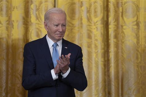 Biden pide un “trato justo” para los escritores y guionistas mientras continúa la huelga de trabajadores de ese sector