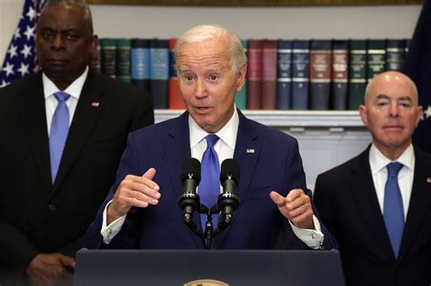 Biden se pronuncia sobre la respuesta del gobierno al huracán Idalia y a la recuperación en Hawaii