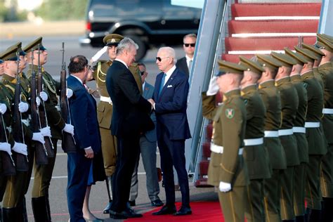 Biden y los líderes de la OTAN ingresan a la cumbre con una demostración de fuerza cuando Turquía acepta ingreso de Suecia