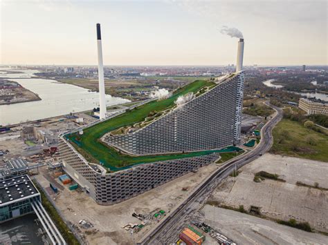 Big architects. Bjarke Ingels opowiada o nowym wielofunkcyjnym zespole Towarowa 22, który planowany jest w samym centrum stolicy. Więcej o projekcie: https://architektura.mu... 
