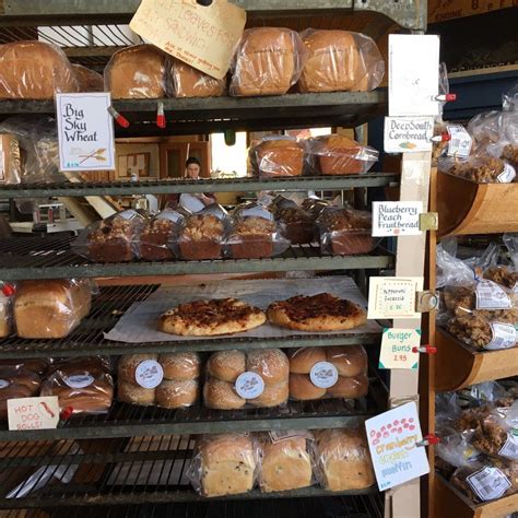 The Rainbo Bread Company outlet in Bakersfield, California, offers cakes, danishes and discount bread in both white and whole wheat.. 