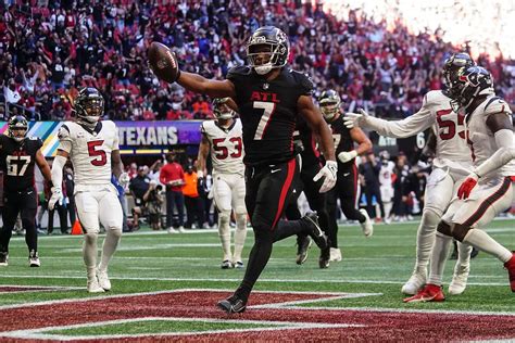 Bijan Robinson scores his 1st NFL touchdown in Falcons' 24-10 win