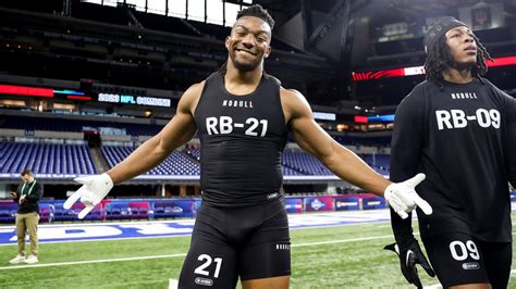 Bijan robinson 40 time. Mar 6, 2023 · Bijan Robinson entered last week's NFL scouting combine as the highest-rated running back prospect in the draft. ... Robinson recorded a 40-yard dash time of 4.46 seconds Sunday for the sixth-best ... 
