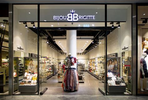  Bijou Brigitte website. Bijou Brigitte – das bedeutet mehr als 50 Jahre Leidenschaft für Modeschmuck und Accessoires. Mit rund 1.100 Filialen in über 20 Ländern sind wir der Marktführer in Europa. Unsere Konzernzentrale mit allen strategischen Fachbereichen sitzt in Hamburg. . 