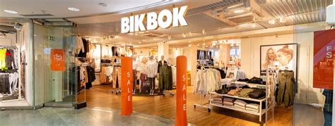 Bikbok - Bik Bok grundades i Norge 1973 som ett jeansvarumärke för unga tjejer. Bik Bok blev snabbt populärt och såldes i många butiker i både Norge och Sverige. Med tiden blev Bik Bok en hel kollektion, 1978 öppnade Bik Bok sin första butik i Oslo och 1999 öppnade första butiken i Stockholm. 