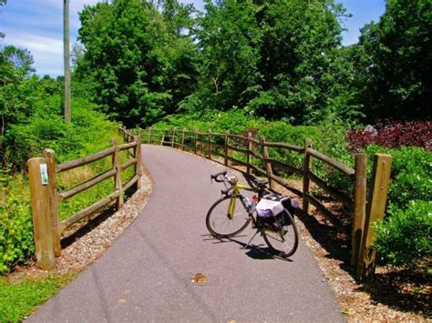 Bike trails in ct. The average bicycle commuter travels at 10 miles per hour. Mountain bikers average 6.98 miles per hour over mountain trails. According to Bicycling, the average recreational road b... 