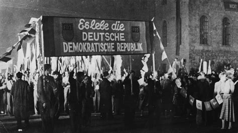Bilder des sozialistischen alltags in der ddr. - Moderne entwicklungen auf dem gebiet der roheisen- und stahlerzeugung.