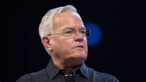 Song of Joy: To see what *could be* Bill Hybels’ real feelings toward all the folks of Willow Creek… hidden in plain sight… check out the NYT article’s photograph of Bill Hybels walking to the podium to announce his resignation. Look at Bill’s right hand. Not exactly a normal hand position for holding notes. Just sayin’.. 