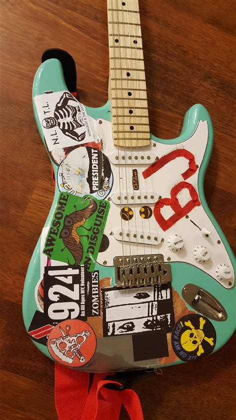 Billie joe armstrong guitar. Billie Joe Armstrong has waxed lyrical on his love of Eddie Van Halen, recalling his first-ever rock concert experience seeing Van Halen in 1984 when he was just 12 years old. “They were my favourite band, and I cried,” the Green Day frontman and punk rock legend remembers in a new interview with Howard Stern. 