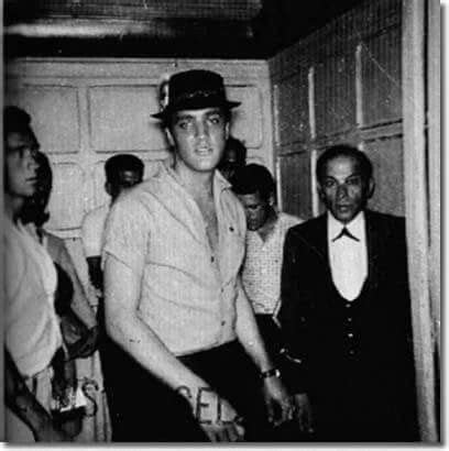 It has been turned into the Elvis Museum and is visited by about 600,000 tourists a year. On the eve of the funeral, one of Presley’s relatives – Billy Mann – received $ 18,000 to photograph Elvis ’body. The photos were published in the National Enquirer newspaper.. 
