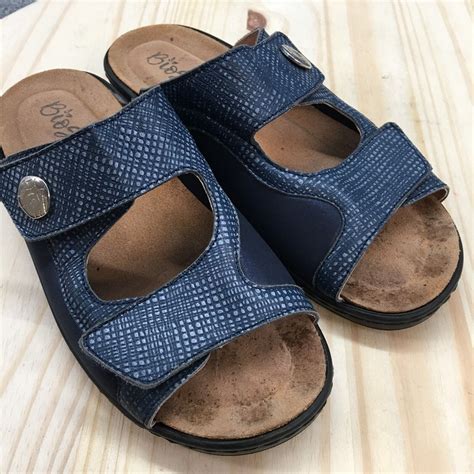 The entire cork footbed is designed to provide support to every part of your foot as you step. Pros: Thoughtful design for support of entire foot, real leather straps and cork footbed. Cons: Be on ....