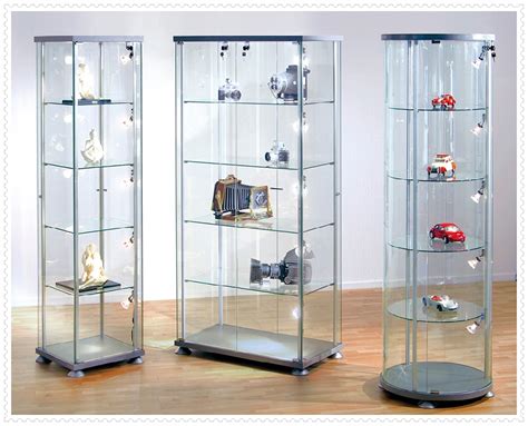 Bir cam vitrinin temizlenmesi