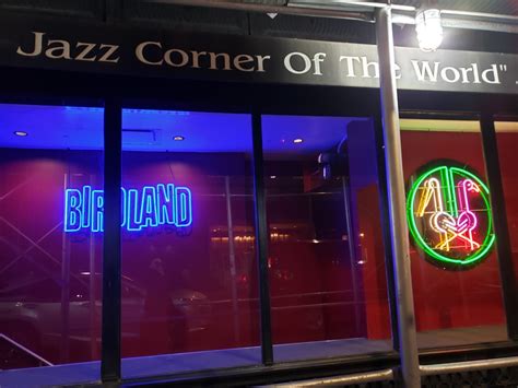 Birdland club new york city. Un jazz travolgente. "Birdland on 53" cantavano gli U2 in Angel of Harlem. Oggi il locale è un po' più a sud, sulla 44, non lontano da Times Square. Si mangia e si ascolta ottimo jazz dal vivo (il prezzo è quindi proporzionale). 