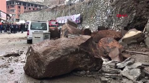 Bitlis’te yola düşen kayalar sürücülere zor anlar yaşattıs