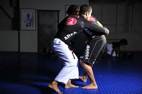 Bjj no gi. The rise of MMA organically created a new variation of BJJ, and today there are two main branches- Gi and No-Gi jiu-jitsu. As the name implies, traditional Gi jiu-jitsu … 