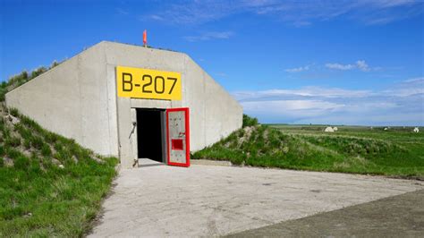 An underground bunker built during the Cold War has been sold at auction for £50,500. There was brisk bidding for the lot, which looks out over the north Cornwall coast near St Agnes. It quickly .... 