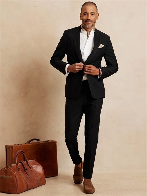 Black suit brown shoes. Yes, you can wear brown shoes with a black suit! Dark brown dress shoes can help break up the look of all-over black. It’s still a very dressy look but is a subtle notch down in formality. To keep the formality high, go with a white dress shirt and a dark-colored tie, like navy or charcoal. The shoes must be very dark to achieve this suave ... 