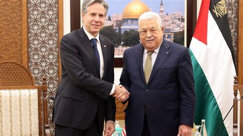 Blinken se reúne con el presidente palestino Mahmoud Abbas y su visita desata protestas