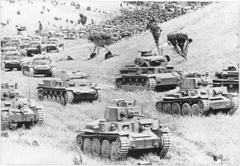 Blitzkrieg date. En juin 1941, alors que l'Allemagne était encore en guerre contre l'Angleterre, les forces allemandes envahirent l' Union soviétique. La Blitzkrieg sembla d'abord être un succès. Les forces soviétiques reculèrent sur plus de 900 km jusqu'aux portes de Moscou, subissant d'énormes pertes. 