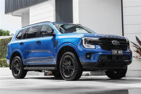 Blue Lightning 2024+ Ford Everest Photos