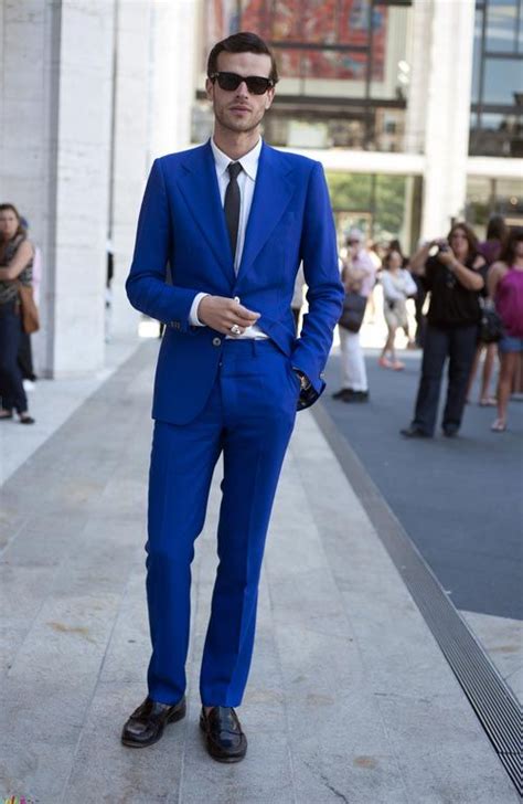 Blue suit with black shoes. Jul 14, 2000 · If I took my one phone call, I guess I could call the eminent tailor and author Alan Flusser, who says that Italian men have made brown shoes safe with blue suits. I was raised on the black-with ... 