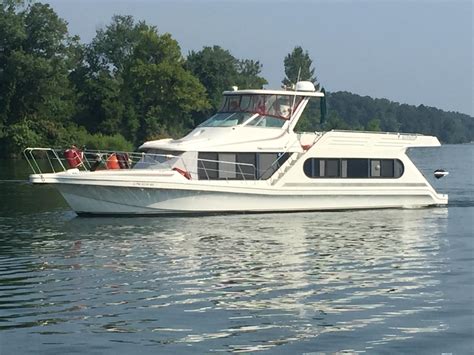 Bluewater boats. Bluewater sailboats are designed to handle long-distance cruising in open water, so they need to be tough, reliable, and seaworthy. If you want to set sail on a bluewater … 