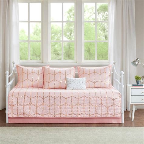 Blush daybed bedding.  P&aring;f&oslash;res s&oslash;ml&oslash;st med en silkemyk...