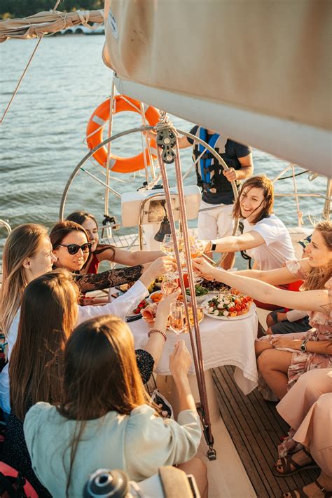 Boat parties. The premier charter boat company, Teal Cruises, is located in two destinations - one in New Jersey and the other in New York. The company offers two motor yachts for parties - Teal and Festival. Both these yachts have the capacity to … 
