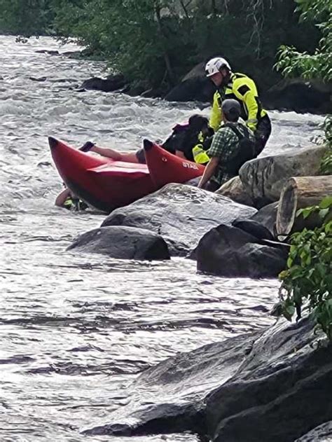 Boaters cling to rocks, rescued in Sacandaga River