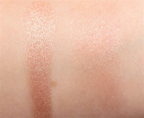 Bobbi Brown Highlighting Powder Afternoon Glow. 