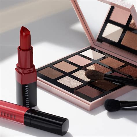 Bobby brown cosmetics. Bobbi Brown Cosmetics: Bobbi Brown Bobbi Brown started out as a makeup artist in New York City, but hated the gaudy color palette of the 1980s. She eventually shook up the industry by introducing ... 