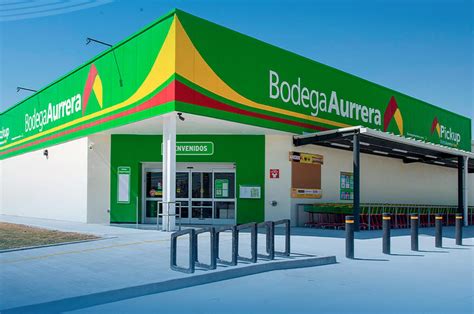 Bodega aurreara. Le groupe mexicain Almacenes Aurrera, fondé en 1958, ouvre les premiers magasins au nom de Bodega Aurrera en 1970 1. En 1991, le groupe s'unit au géant américain Walmart et continue de croître jusqu'à employer 50 000 personnes en 1996. L'année suivante, les hypermarchés Aurrera deviennent des Walmart Supercenter et seules les marques ... 